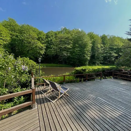 W Glebi Lasu Nad Stawem Дом отдыха *